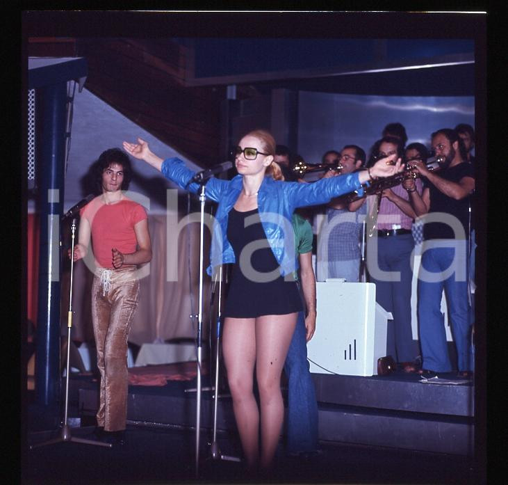 Fotografia d epoca originale 1970ca SPETTACOLO ITALIA Raffaella CARRA  alle prove 6X6cm POSITIVO ORIGINALE 1