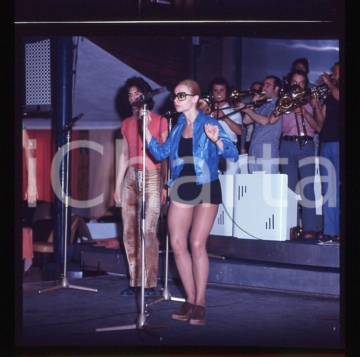Fotografia d epoca originale 1970ca SPETTACOLO ITALIA Raffaella CARRA  alle prove 6X6cm POSITIVO ORIGINALE 2 1