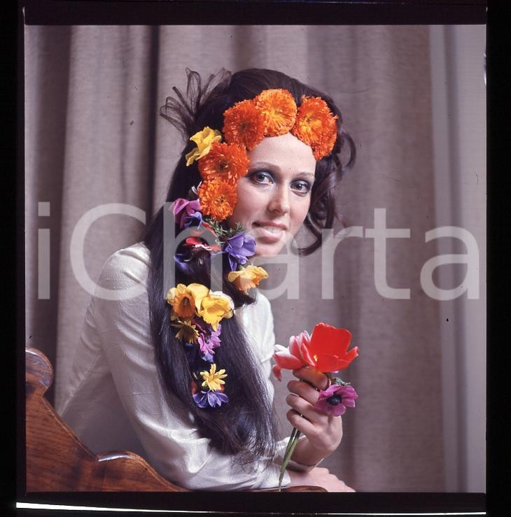 6X6cm NEGATIVO ORIGINALE *1970ca MUSICA ITALIA Giuliana VALCI  con Fiori