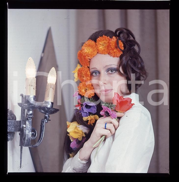 6X6cm NEGATIVO ORIGINALE *1970ca MUSICA ITALIA Giuliana VALCI  con Fiori (1)
