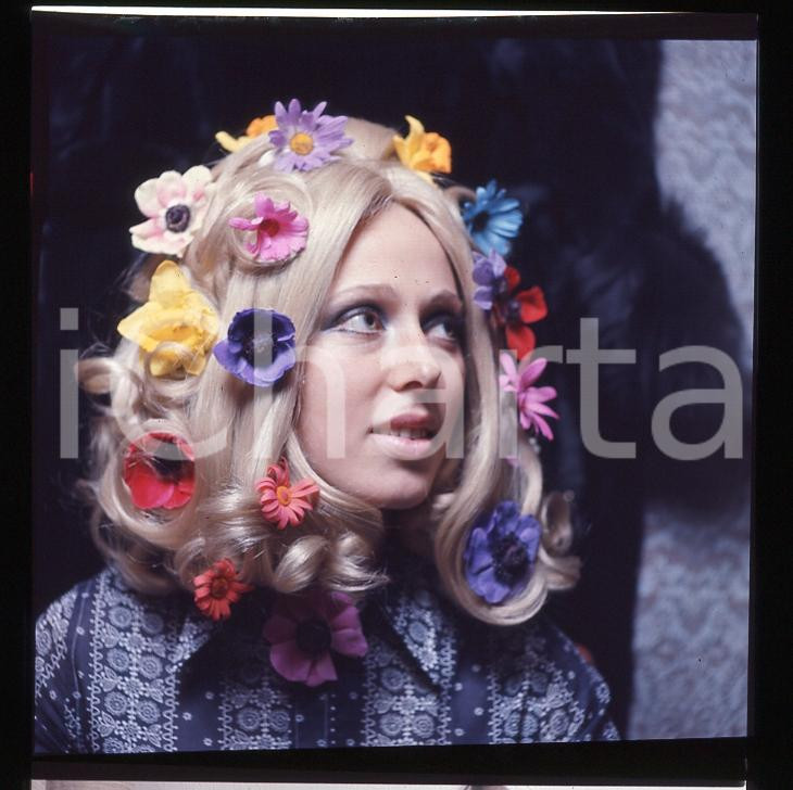 6X6cm NEGATIVO ORIGINALE *1970ca MUSICA ITALIA Giuliana VALCI bionda con Fiori 2