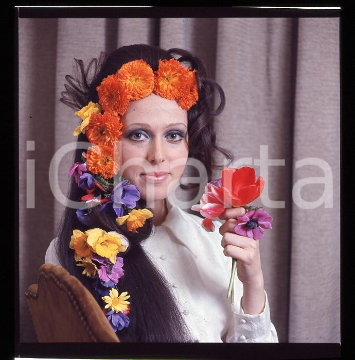 6X6cm NEGATIVO ORIGINALE *1970ca MUSICA ITALIA Giuliana VALCI con Fiori 4