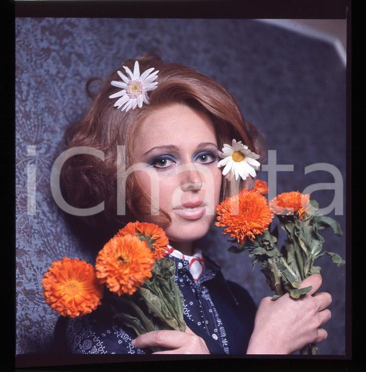6X6cm NEGATIVO ORIGINALE *1970ca MUSICA ITALIA Giuliana VALCI con Fiori 5