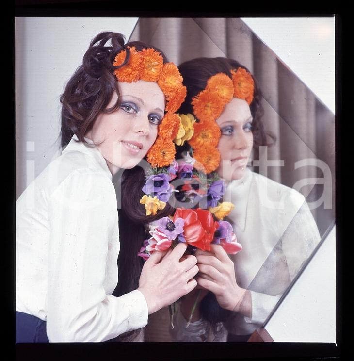 6X6cm NEGATIVO ORIGINALE *1970ca MUSICA ITALIA Giuliana VALCI con Fiori 6