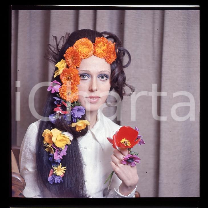 6X6cm NEGATIVO ORIGINALE *1970ca MUSICA ITALIA Giuliana VALCI con Fiori 7