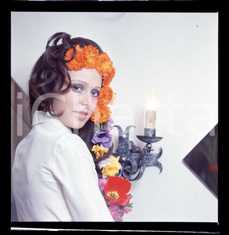 6X6cm NEGATIVO ORIGINALE *1970ca MUSICA ITALIA Giuliana VALCI con Fiori 8