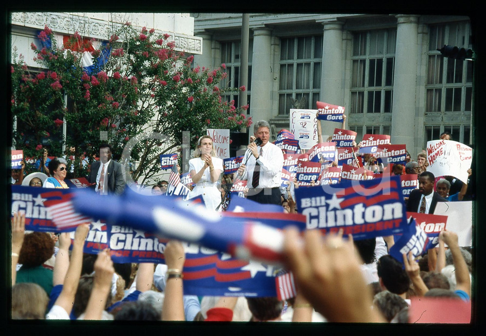 35mm vintage slide *1992 LITTLE ROCK Bill CLINTON US Presidential Campaign (3) Diapositiva d'epoca, in formato 35 mm.Nella diapositiva compare inoltre Hillary Clinton.CONDIZIONI: GOODTutti i diritti riservati.E' severamente vietata la riproduzione. ICharta mette in vendita, sul negozio eBay e in esclusiva sul sito "icharta" il proprio archivio composto da numerose diapositive e negativi fotografici d'epoca, tutti originali e autentici, che attraversano la storia del costume italiano tra gli la fine degli anni Sessanta e Novanta.Si tratta di uno sguardo inedito sull'attualit&agrave;, la politica, la vita quotidiana, il gossip e la cultura, che fotografa il cambiamento della nazione in quest'ultimo scorcio del XX secolo. Un'occasione unica per il mercato del collezionismo, che vede finalmente disponibile un archivio eccezionale per vastit&agrave;, tematiche e condizioni, in un settore (il negativo fotografico e la diapositiva) di assoluta novit&agrave; e dalle interessanti prospettive di investimento.     originale e autentica 1