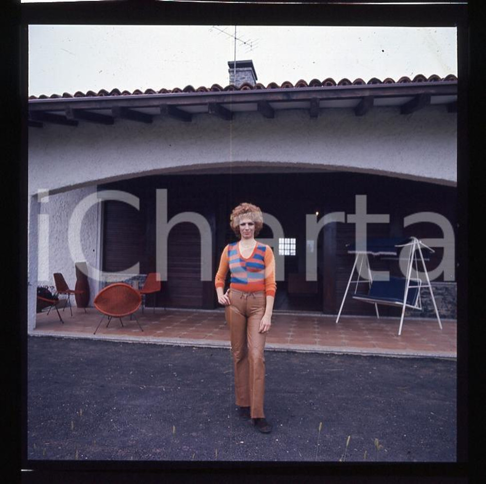 6X6cm NEGATIVO ORIGINALE * 1975ca COSTUME  Iva ZANICCHI Ritratta in casa (3)