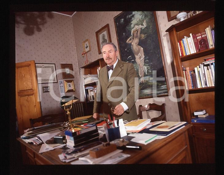 1970ca FANTASCIENZA Harold Giorgio STUART In studio 1 NEGATIVO ORIGINALE   Positivoo fotografico originale, su pellicola, in formato cm 6 x 6.   CONDIZIONI: FAIR E' severamente vietata la riproduzione. Tutti i diritti sono riservati. ICharta mette in vendita, sul negozio eBay e in esclusiva sul sito "icharta" il proprio archivio composto da numerose diapositive e negativi fotografici d'epoca, tutti originali e autentici, che attraversano la storia del costume italiano tra gli la fine degli anni Sessanta e Novanta.Si tratta di uno sguardo inedito sull'attualità, la politica, la vita quotidiana, il gossip e la cultura, che fotografa il cambiamento della nazione in quest'ultimo scorcio del XX secolo. Un'occasione unica per il mercato del collezionismo, che vede finalmente disponibile un archivio eccezionale per vastità, tematiche e condizioni, in un settore (il negativo fotografico e la diapositiva) di assoluta novità e dalle interessanti prospettive di investimento. FAIR/discreto   originale e autentica 1