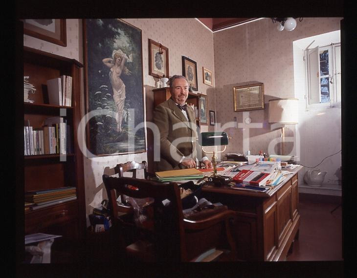 1970ca FANTASCIENZA Harold Giorgio STUART In studio 2 NEGATIVO ORIGINALE   Positivo originale su pellicola in formato cm 6x6.   CONDIZIONI: FAIR E' severamente vietata la riproduzione. Tutti i diritti sono riservati. ICharta mette in vendita, sul negozio eBay e in esclusiva sul sito "icharta" il proprio archivio composto da numerose diapositive e negativi fotografici d'epoca, tutti originali e autentici, che attraversano la storia del costume italiano tra gli la fine degli anni Sessanta e Novanta.Si tratta di uno sguardo inedito sull'attualità, la politica, la vita quotidiana, il gossip e la cultura, che fotografa il cambiamento della nazione in quest'ultimo scorcio del XX secolo. Un'occasione unica per il mercato del collezionismo, che vede finalmente disponibile un archivio eccezionale per vastità, tematiche e condizioni, in un settore (il negativo fotografico e la diapositiva) di assoluta novità e dalle interessanti prospettive di investimento. FAIR/discreto   originale e autentica 1