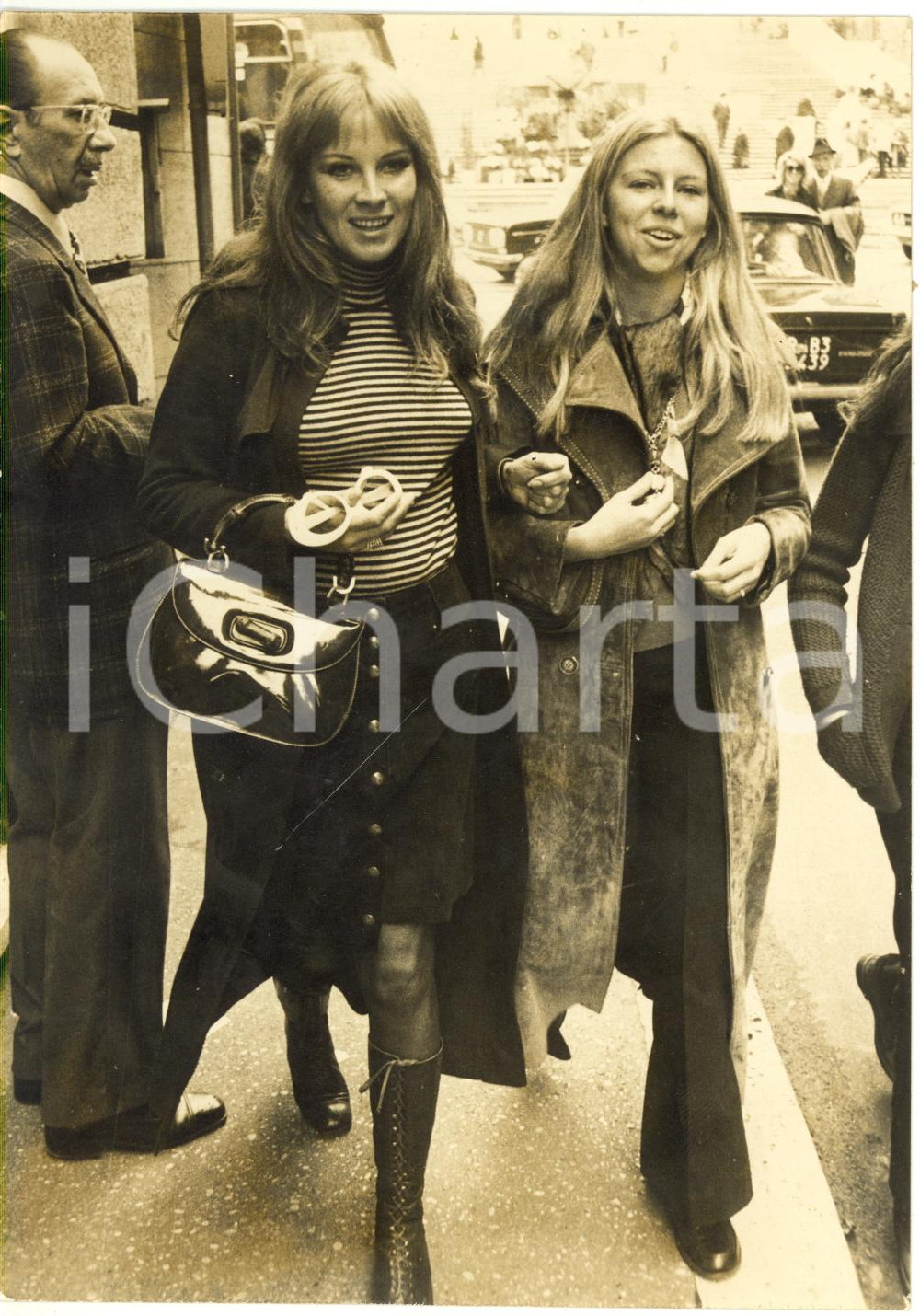 1975 ca ROMA Via Condotti - Antonella LUALDI con la figlia Stella INTERLENGHI