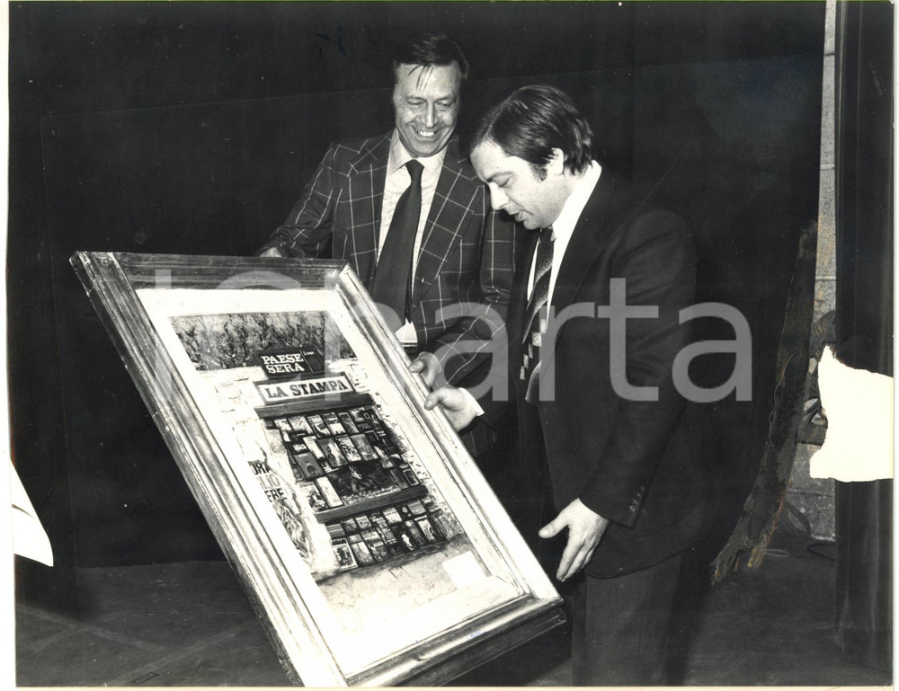 1975 ca GAZZETTINO DI ROMA Marco ORSI regala a Paolo MUSUMECI un suo quadro