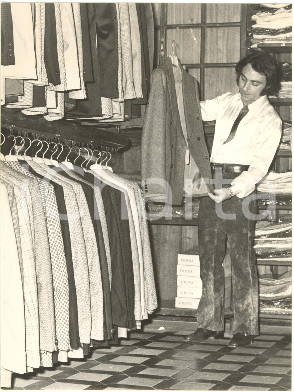 1970 ca ITALIA MUSICA Cantante Peppino GAGLIARDI visita negozio di abbigliamento