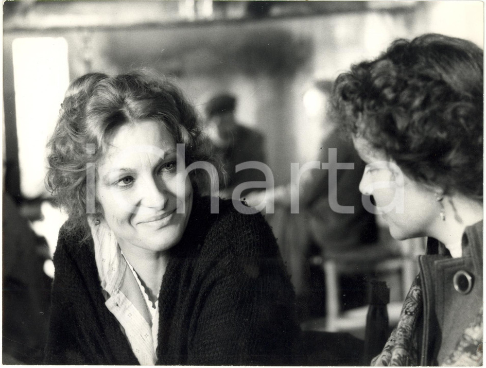 1977 CINEMA "Mogliamante" - Hélène CHANEL Laura ANTONELLI in una scena del film