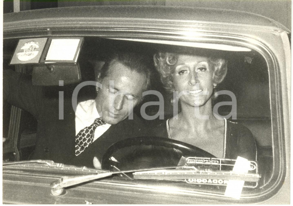 1971 ITALIA COSTUME - Mia ACQUARONE e il marito paparazzati in auto *Foto 18x13