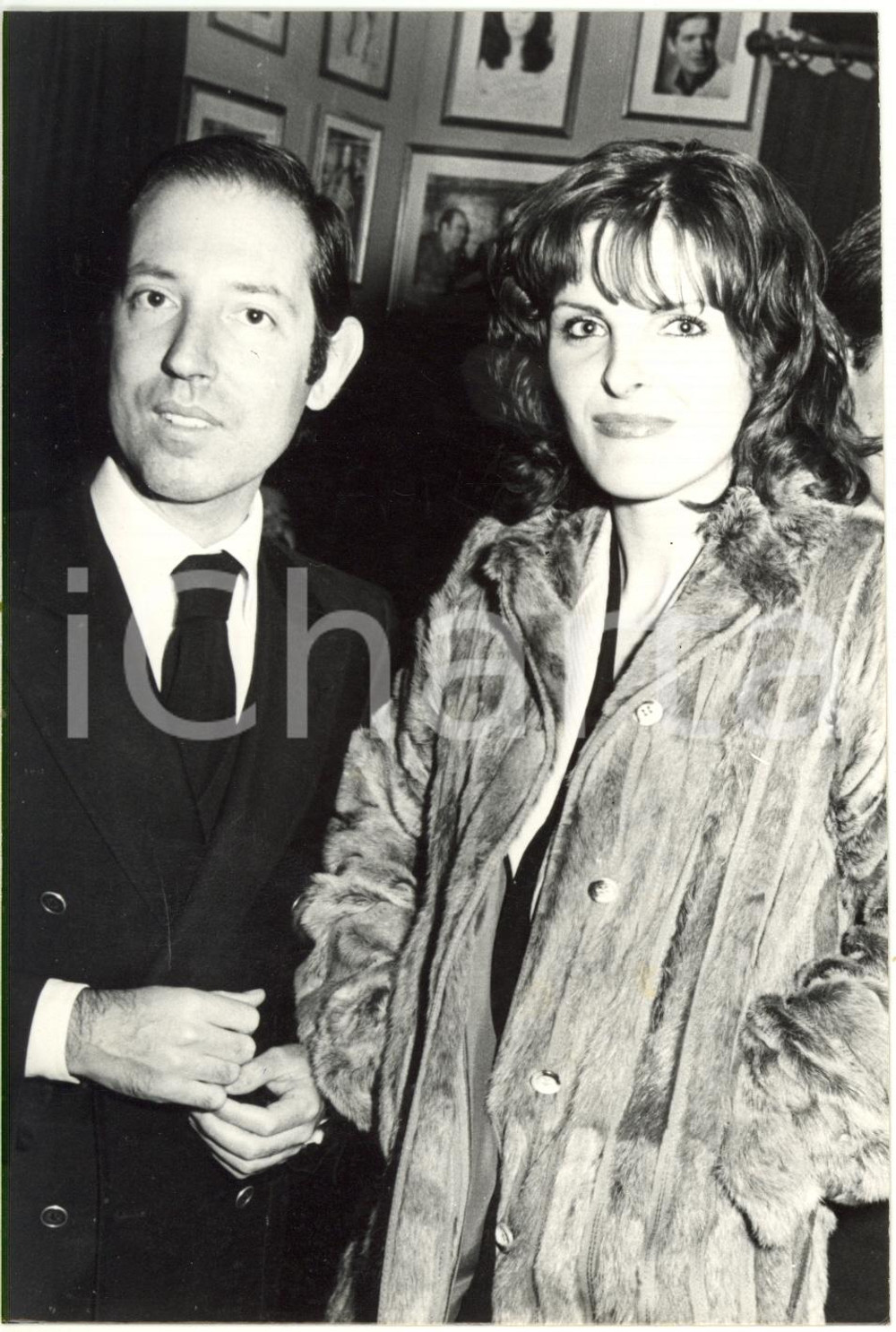 1975 ca ITALIA COSTUME Principe Carlo GIOVANELLI con Sonia STOJANOV *Foto   Fotografia d'epoca con didascalia al verso.  CONDIZIONI: G (piccole macchie) FORMATO: 12x18 cm     originale e autentica 1