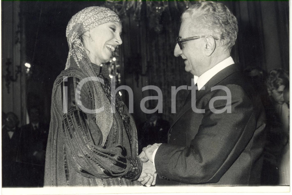 1977 ROMA QUIRINALE - Mariangela MELATO stringe mano a Presidente Giovanni LEONE