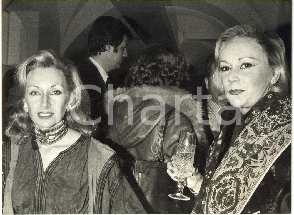 1980 ca ITALIA COSTUME Helietta CARACCIOLO con Paoletta BLU cocktail party *Foto