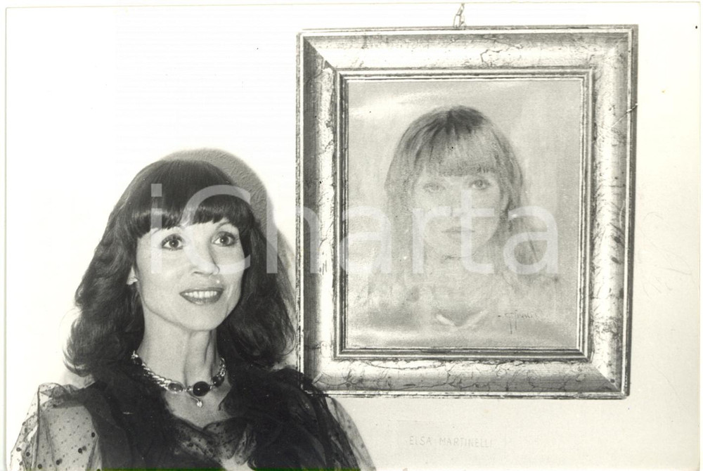 1985 ca ITALIA ARTE Mostra Giovanni PRASSI - Elsa MARTINELLI posa con ritratto