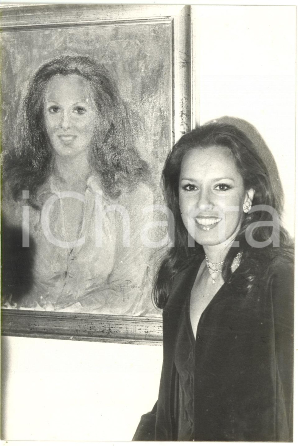 1985 ca ITALIA ARTE Mostra Giovanni PRASSI - Liliana INNOCENTI posa con ritratto