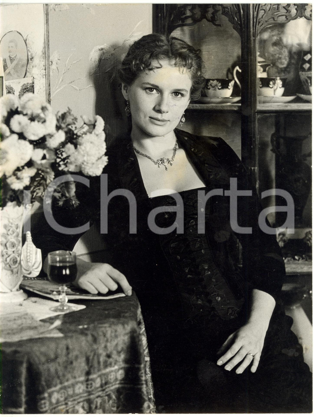 1976 CINEMA - Dominique SANDA sul set del film "L'eredità Ferramonti" - Ritratto