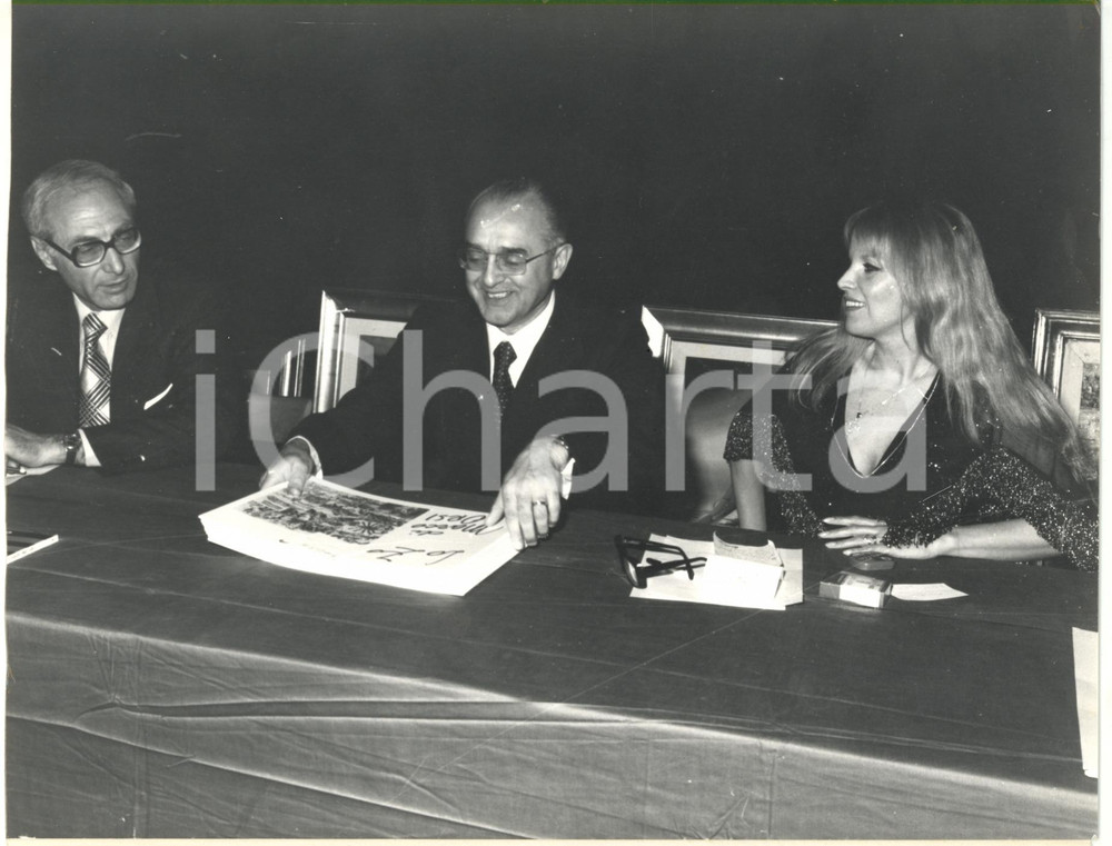 1975 ca Premio ITER DEL GIORNALISMO - Giuria Dario ANTONIOZZI Antonella LUALDI 