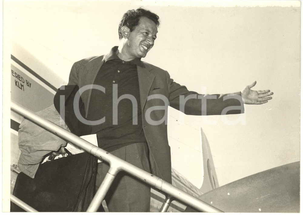 1960 ca ITALIA CINEMA - Leonardo CORTESE sale su un aereo - Ritratto dell'attore