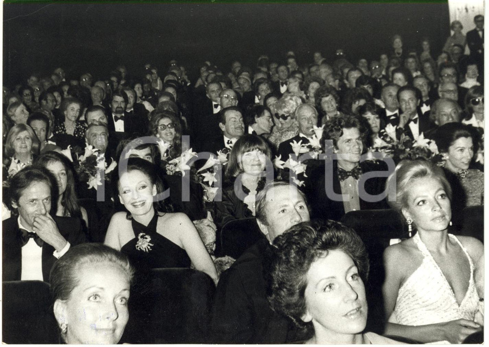 1975 ca COSTUME - Marc BOHAN Jacques BAUMEL Guy de ROTHSCHILD seduti in platea