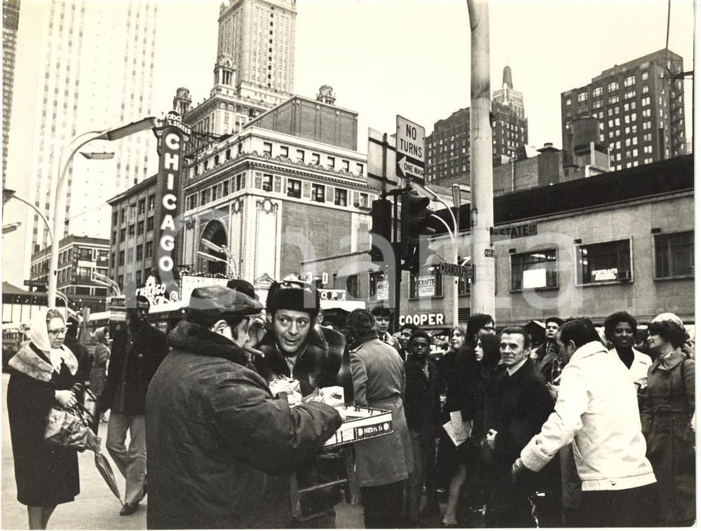 1971 CINEMA "Permette? Rocco Papaleo" - Marcello MASTROIANNI sul set a CHICAGO