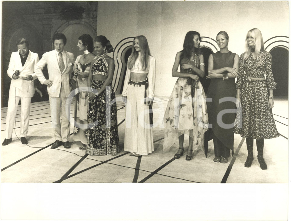 1970 ca ITALIA MODA - Mike BONGIORNO Mirja LARSSON Ewa AULIN Marisa BERENSON 