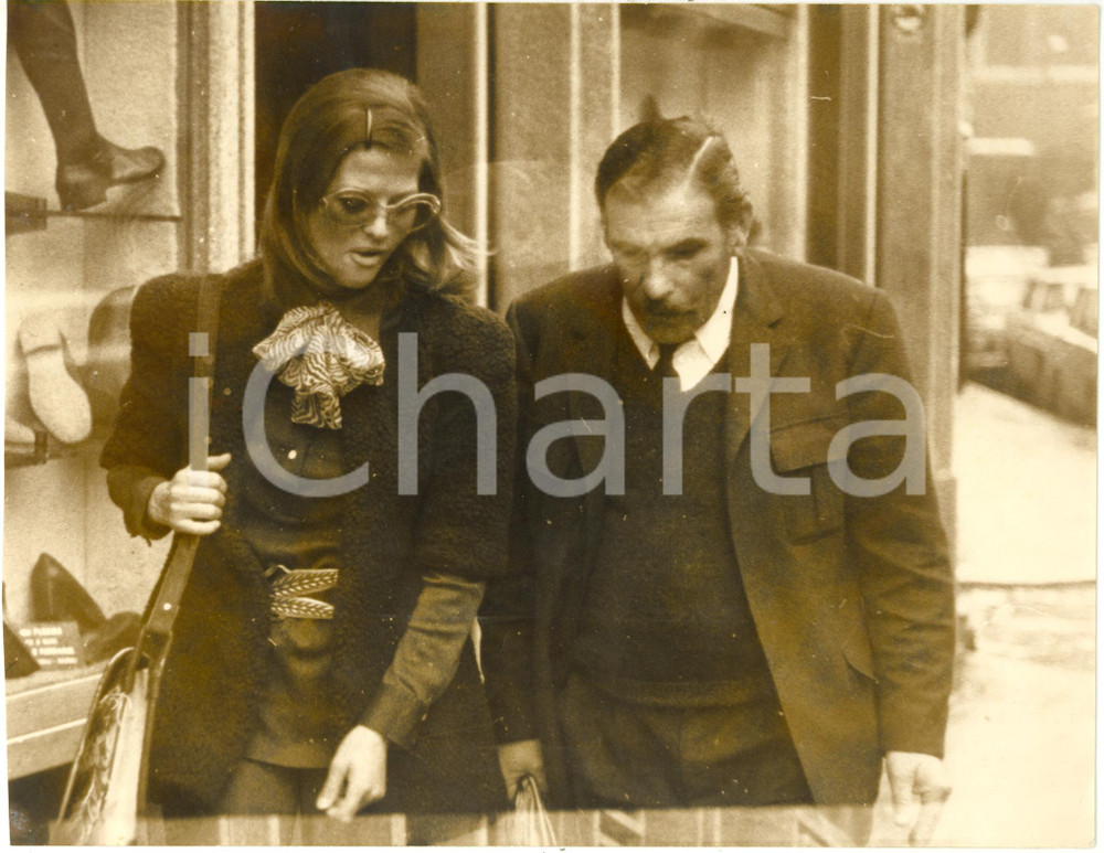 1975 ca ROMA Via Condotti - Claudia CARDINALE a passeggio con il suo autista 