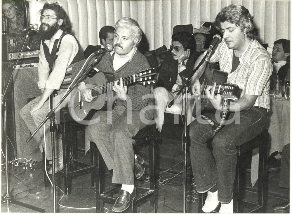 1975 ca ITALIA MUSICA - Cantautore Bruno LAUZI si esibisce in un locale *Foto 