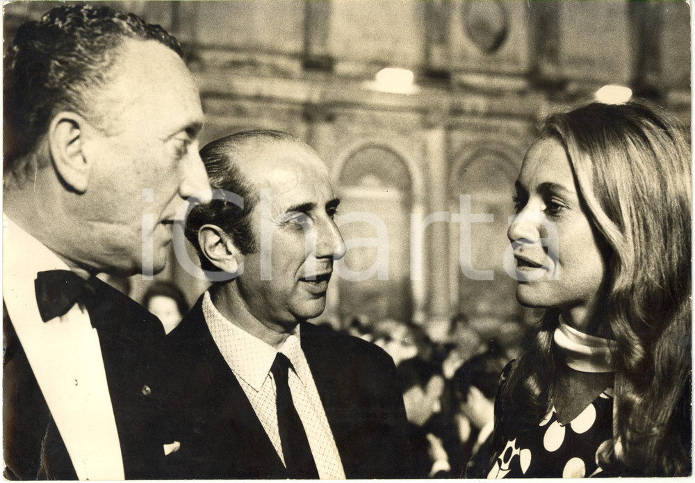 1975 ca ITALIA COSTUME Margherita BONIVER discute con Giulio MACCHI e Gigi PEREZ