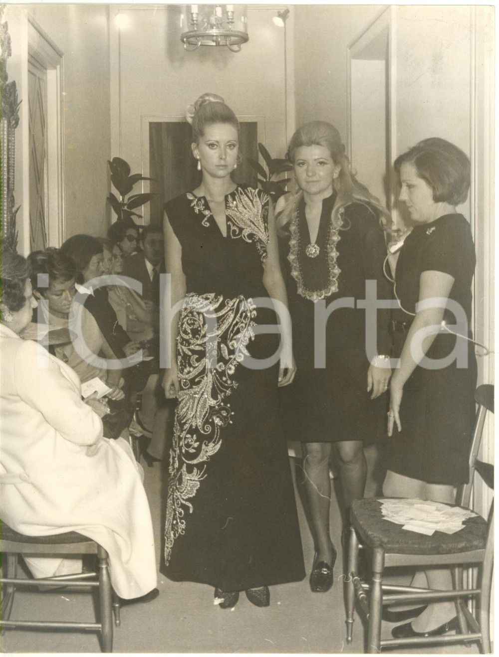 1970 ca ROMA - MODA Paola PUNTURIERI durante una sfilata - Ritratto (1) Foto  Fotografia d'epoca con didascalia al verso.  CONDIZIONI: G (lievi macchie e difetti di stampa) FORMATO: 18x24 cm      originale e autentica 1