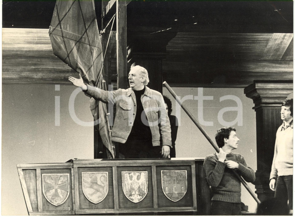 1975 ca ITALIA TEATRO - Dario FO in "Isabella, tre caravelle e un cacciaballe"