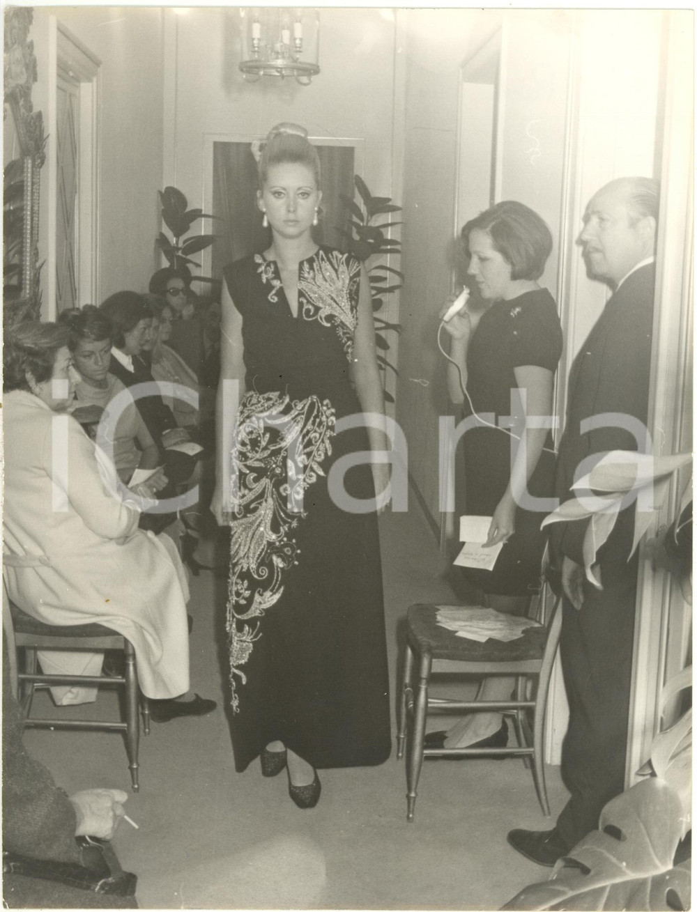 1970 ca ROMA - MODA Paola PUNTURIERI durante una sfilata - Ritratto (2) Foto  Fotografia d'epoca con didascalia al verso.  CONDIZIONI: G (lievi macchie e difetti di stampa) FORMATO: 18x24 cm      originale e autentica 1