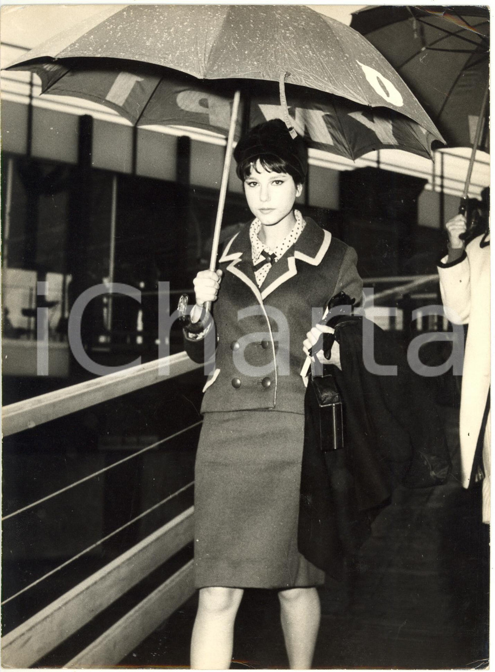 1964 ROMA CINEMA - Stefania SANDRELLI con ombrello - Ritratto dell'attrice *Foto