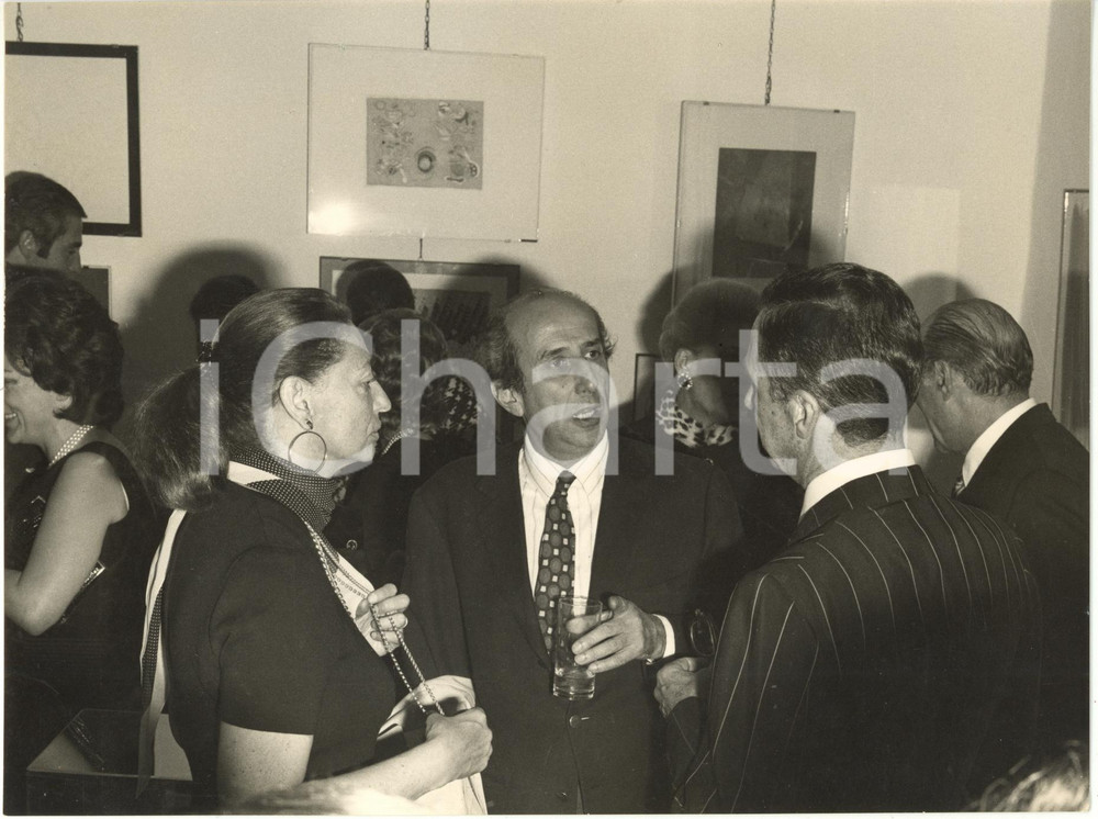 1970 ca ROMA COSTUME - Clara AGNELLI Giulio MACCHI Giovanni NUVOLETTI *Foto  Fotografia d'epoca con didascalia al verso.  CONDIZIONI: G  FORMATO: 23x17 cm     originale e autentica 1