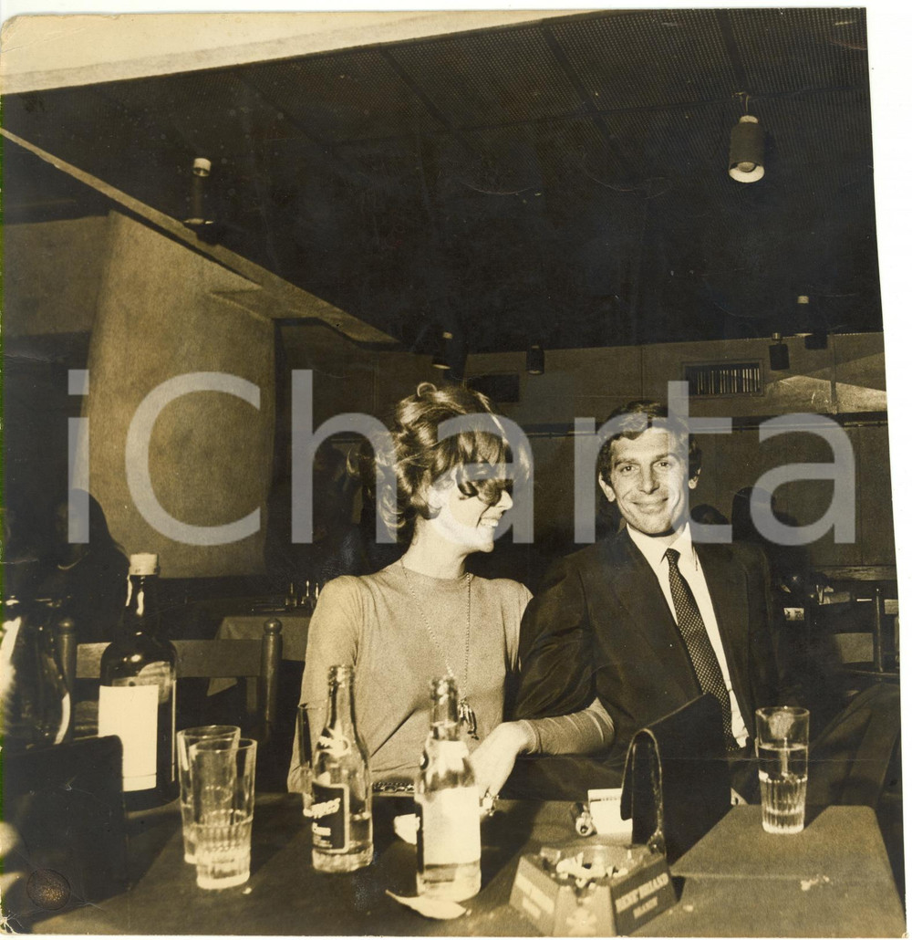 1970 ca ITALIA COSTUME - Marino TORLONIA al tavolo di un bar *Foto 20x20