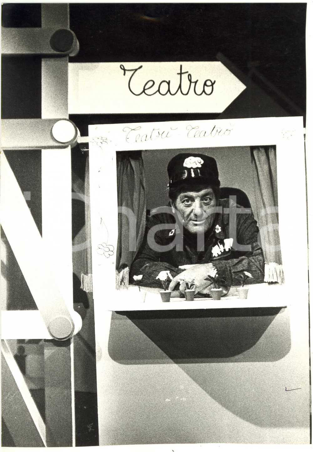1970 ca ITALIA TEATRO Giampiero ALBERTINI nello scketch "Il tecnico" Foto