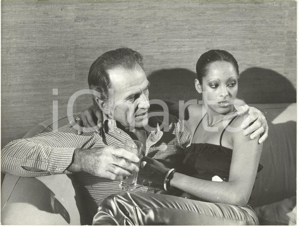 1970 ca ITALIA CINEMA Massimo GIROTTI beve un drink - Ritratto dell'attore *Foto