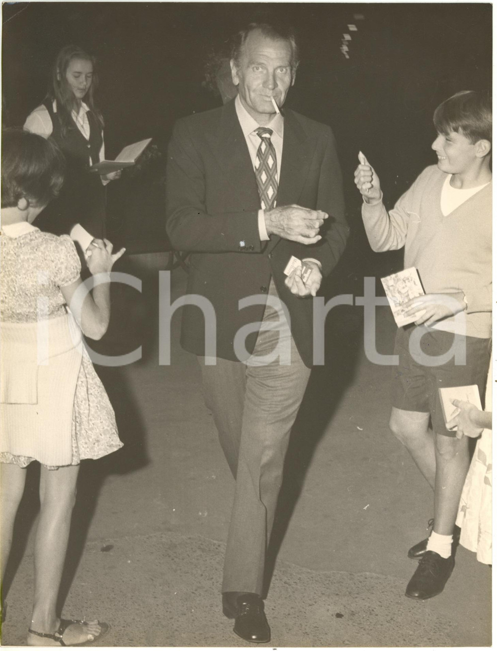1970 ca ITALIA CINEMA - Massimo GIROTTI firma autografi a giovani fan *Foto 