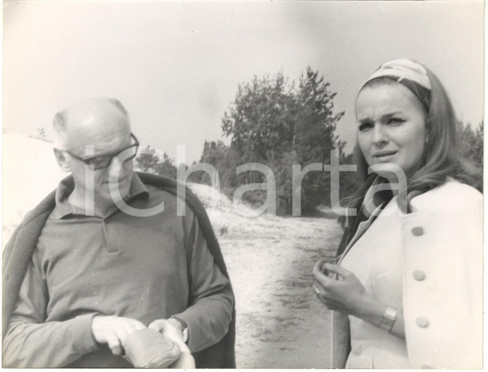 1971 VARSAVIA CINEMA - Lisa GASTONI con regista Jerzy KAWALEROWICZ *Foto 23x18  Fotografia d'epoca con didascalia al verso.  CONDIZIONI: G (bassa qualit&agrave; di stampa) FORMATO: 23x18 cm     originale e autentica 1