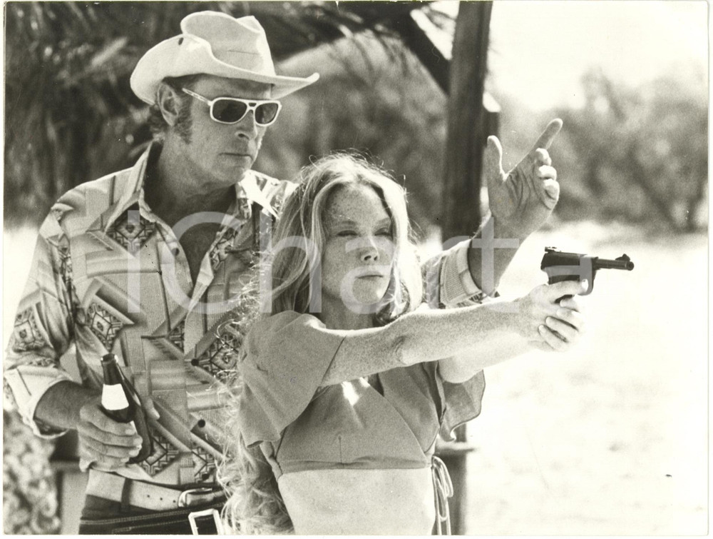 1977 CINEMA "Tre donne" - Robert FORTIER e Sissy SPACEK in una scena (1)  Fotografia d'epoca con didascalia al verso.  CONDIZIONI: FAIR (lievi piegature; minime tracce di inchiostro blu; piccolo strappo al margine superiore) FORMATO: 24x18 cm     originale e autentica 1