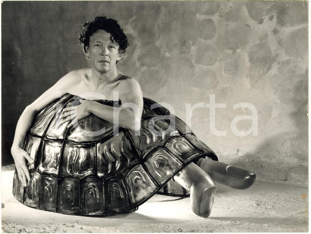1970 ca ARTE - Harold STEVENS posa con scultura Tartaruga *Foto 24x18