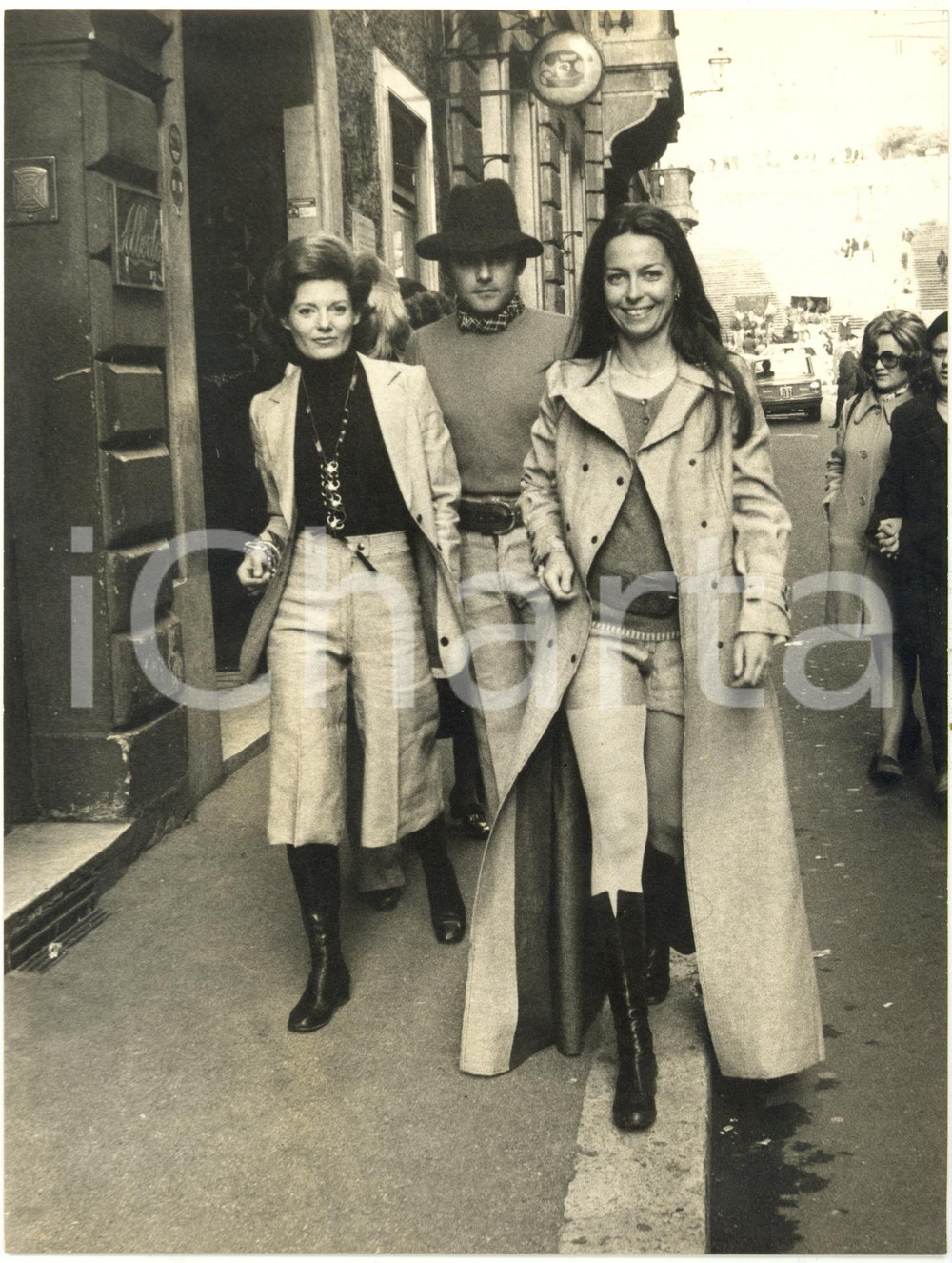 1975 ca ROMA VIA CONDOTTI - Giulio GHEZZI PEREGO con Giulia ALOISI a passeggio