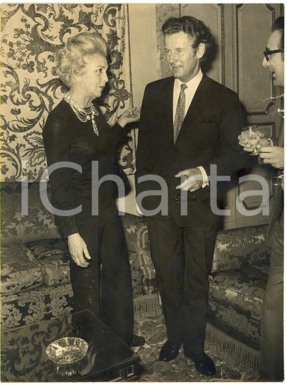 1975 ca ITALIA COSTUME - Livia DE STEFANI - Ritratto della scrittrice *Foto  Fotografia d'epoca con didascalia al verso.  CONDIZIONI: FAIR (piccoli strappi al margine destro; lievi piegature e macchie) FORMATO: 15x20 cm     originale e autentica 1