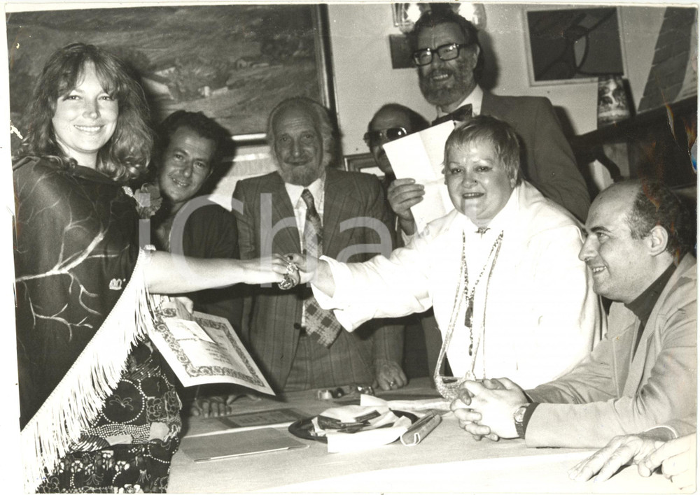 1980 ca ITALIA COSTUME - Pittrice Novella PARIGINI premia Dragana JOVIC *Foto