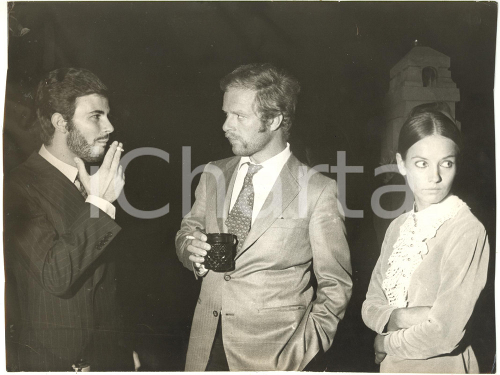 1975 ca ITALIA CINEMA - Gianni GARKO con la moglie Susanna MARTINKOVÃ *Foto  Fotografia d'epoca con didascalia al verso.  CONDIZIONI: FAIR (margini rifilati da mano ignorante; piegature angolari) FORMATO: 26x20 cm     originale e autentica 1