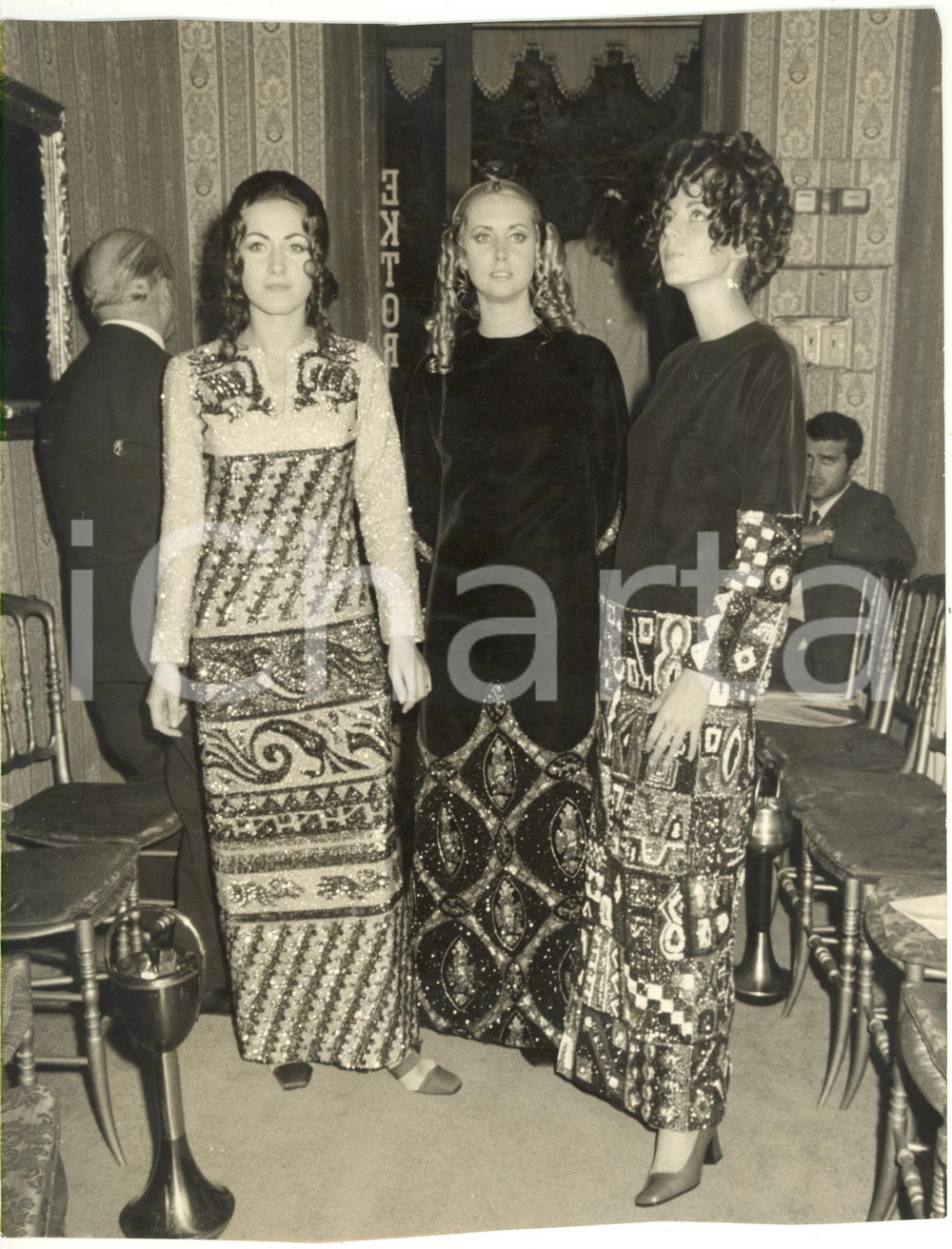 1970 ca ITALIA COSTUME - Paola PUNTURIERI a una serata *Fotografia 20x26 cm  Fotografia d'epoca.  CONDIZIONI: FAIR (margini rifilati da mano ignorante; piegature angolari) FORMATO: 20x26 cm     originale e autentica 1